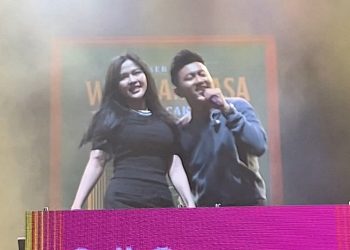 Konser Denny Caknan di Alun-Alun Rembang bikin ribuan penonton ambyar saat lagu Sinarengan dinyanyikan bersama Bella Bonita.