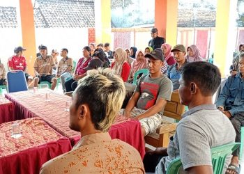Puluhan warga Desa Ngloram, Blora, tuntut kompensasi akibat serbuan lalat dari kandang ayam.