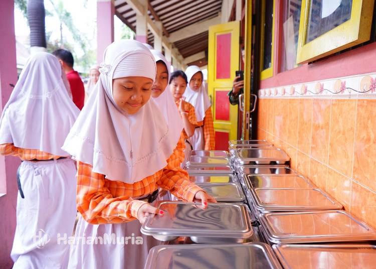 Hasil Lab: Menu MBG di Jepara Aman, Tak Ada Bakteri Penyebab Keracunan - Harianmuria Hasil uji laboratorium memastikan menu Makan Bergizi Gratis (MBG) di Jepara tidak mengandung bakteri penyebab keracunan.