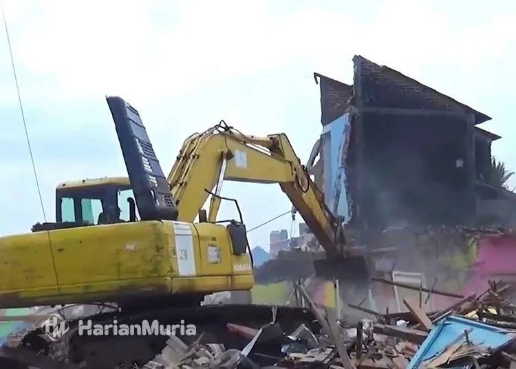 3 Tahun Berlalu, Penggusuran Rumah Warga Lorok Indah Pati Masih Sisakan Persoalan - Harianmuria Tiga tahun pascapenggusuran rumah warga Lorok Indah Pati masih menyisakan persoalan, mantan penghuni menggugat Pemkab Pati ke Komnas HAM.
