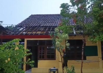 Kerusakan atap SDN Wonorejo 03 di Pringapus, Kabupaten Semarang, makin parah akibat hujan deras, sehingga empat kelas dikosongkan dan siswa terpaksa belajar dua shift.