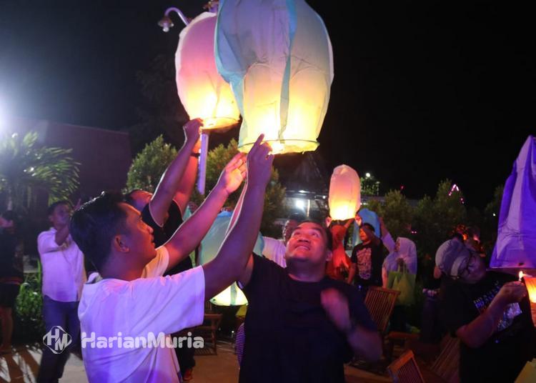 Festival Lampion #2: Langit Noyo Gimbal Blora Jadi Lautan Cahaya - Harianmuria Festival Lampion #2 Noyo Gimbal View 2025 sukses memikat pengunjung dengan ratusan lampion menerangi langit Blora.