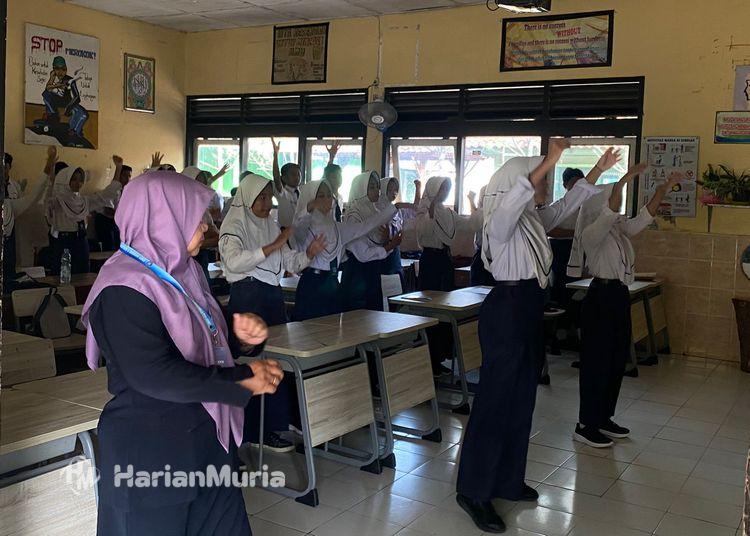 Jaga Semangat Belajar, SMPN 1 Kaliori Rembang Rutin Gelar Senam ‘Anak Indonesia Hebat’ - Harianmuria SMPN 1 Kaliori Rembang rutin menggelar Senam Anak Indonesia Hebat setiap Selasa dan Kamis untuk menjaga kebugaran siswa, menumbuhkan semangat belajar, dan memperkuat karakter peserta didik.