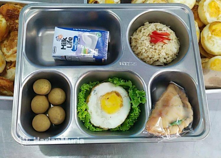 Rayakan Ultah ke-74 Presiden Prabowo, Ribuan Pelajar Kudus Nikmati Menu MBG Spesial Nasi Goreng - Harianmuria Dalam rangka ulang tahun ke-74 Presiden Prabowo Subianto, SPPG Kudus menyajikan menu MBG spesial nasi goreng telur ceplok kepada lebih dari 3.600 pelajar.