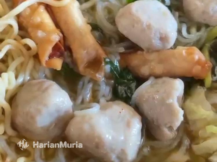 Heboh Ulat di Menu Bakso Program MBG Blora, Satgas Ancam Laporkan Dapur SPPG ke BGN - Harianmuria Viral video ulat dalam menu mi bakso program MBG Blora, Satgas ancam laporkan dapur SPPG ke BGN.