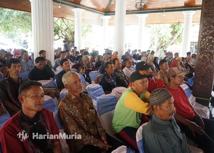 8.499 Buruh Tani Tembakau dan Cengkeh di Rembang Terima BLT DBHCHT 2025 - Harianmuria 8.499 buruh tani tembakau dan cengkeh di Rembang menerima BLT DBHCHT 2025 senilai Rp1,2 juta.