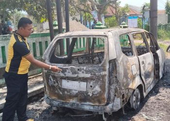 Sebuah mobil Toyota Avanza hangus terbakar di Salatiga, Jumat (10/10/2025), diduga akibat percikan api dari kabel sound system yang menyambar uap pertalite.