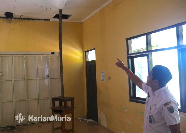 Plafon Ambrol akibat Rayap, SDN Terangmas Kudus Alihkan KBM Kelas IV ke Perpustakaan - Harianmuria Plafon ruang kelas IV SDN Terangmas Kudus ambrol akibat rayap, kegiatan belajar mengajar dialihkan sementara ke perpustakaan.