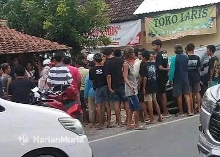 Pengemudi Kurang Konsentrasi, Mobil Avanza Seruduk 5 Motor di Jalan Pati–Gabus - Harianmuria Sopir mobil Toyota Avanza kurang konsentrasi sehingga menabrak 5 sepeda motor di Jalan Pati-Gabus, Kabupaten Pati.