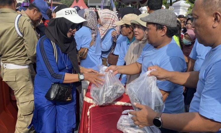 Pemkab Pati Bagikan Ikan Gratis