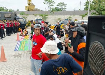 Bupati Blora Arief Rohman akan mempertemukan warga Jiken dan pemilik PT Pentawira Agraha Sakti pada 21 November 2025 untuk memediasi persoalan pencemaran lingkungan dan transparansi rekrutmen.