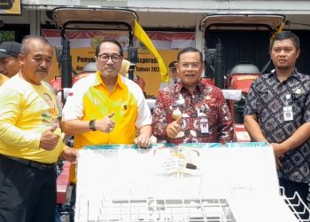 Anggota DPR RI Firman Soebagyo menyalurkan ratusan alat mesin pertanian (alsintan) kepada 68 kelompok tani di Kabupaten Pati untuk meningkatkan produktivitas pertanian dan mendukung target swasembada pangan.