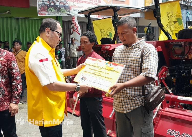 Anggota DPR RI Firman Soebagyo menyalurkan ratusan alat mesin pertanian (alsintan) kepada 68 kelompok tani di Kabupaten Pati untuk meningkatkan produktivitas pertanian dan mendukung target swasembada pangan.