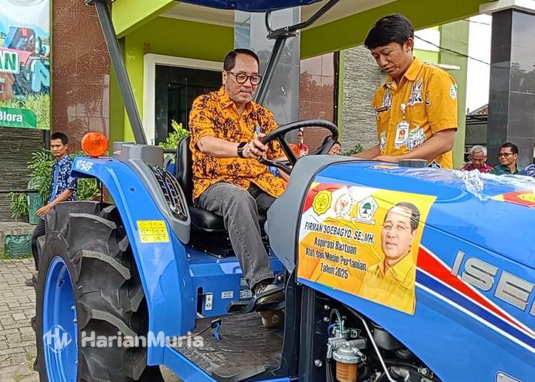 Anggota Komisi IV DPR RI Firman Soebagyo menyerahkan bantuan puluhan alsintan kepada kelompok tani di Blora untuk mendukung percepatan tanam dan meningkatkan produktivitas pertanian.