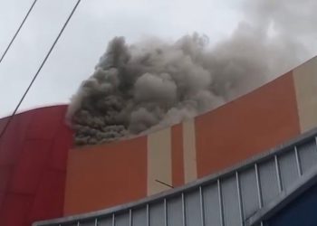 Swalayan Luwes Ungaran mengalami kebakaran yang berasal dari cerobong asap restoran di lantai empat.