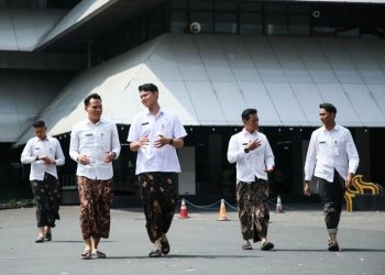 Aturan ASN Jateng Wajib Bersarung Batik Tiap Jumat Bikin Omzet UMKM Melejit - Harianmuria Kebijakan ASN Pemprov Jateng mengenakan sarung batik/lurik setiap Jumat terbukti mampu mendongkrak omzet UMKM batik.
