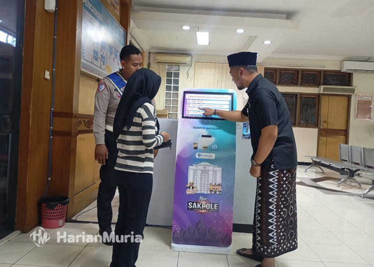 Aturan ASN Jateng Wajib Bersarung Batik Tiap Jumat Bikin Omzet UMKM Melejit - Harianmuria Kebijakan ASN Pemprov Jateng mengenakan sarung batik/lurik setiap Jumat terbukti mampu mendongkrak omzet UMKM batik.