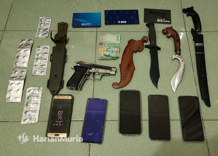 Polisi Pekalongan mengamankan tersangka utama dan barang bukti setelah sempat ditembaki saat menggerebek jaringan pengedar psikotropika.