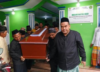 Sesepuh Sedulur Sikep Blora, Mbah Lasiyo, wafat dan dimakamkan secara islami di Desa Klopoduwur.