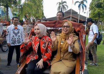 Sebanyak 100 pengemudi becak lansia di Demak menerima bantuan becak listrik dari Presiden Prabowo Subianto.