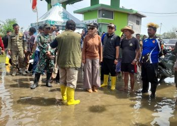 Ratusan KK di Desa Mororejo, Kendal, sudah dua pekan terendam banjir rob, Pemkab Kendal menyiapkan penanganan sementara dengan pompa air.