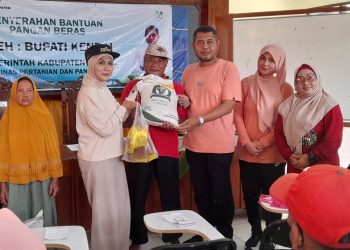 Sebanyak 119 KK di Kelurahan Banyutowo, Kendal menerima bantuan beras dan minyak goreng untuk dua bulan sekaligus.