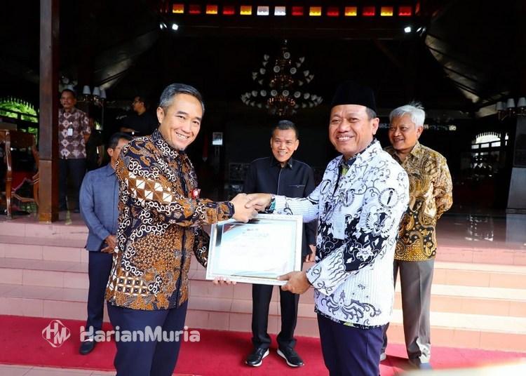 HGN 2025 Kudus: Bupati Sam’ani Tegaskan Komitmen Perkuat Ekosistem Pendidikan - Harianmuria Bupati Kudus Sam’ani Intakoris menerima Penghargaan Literasi Keuangan dari OJK dalam peringatan HGN 2025.