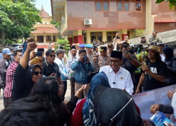 Warga Banyudono menyerahkan tiga tuntutan resmi kepada Bupati Harno terkait dugaan pencemaran lingkungan oleh PT Indo Seafood.