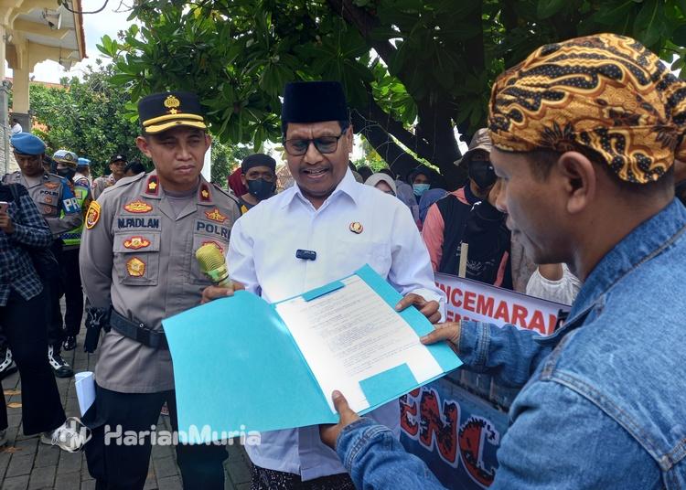 Ditemui Bupati Harno, Warga Banyudono Serahkan 3 Tuntutan soal Pencemaran PT Indo Seafood - Harianmuria Warga Banyudono menyerahkan tiga tuntutan resmi kepada Bupati Harno terkait dugaan pencemaran lingkungan oleh PT Indo Seafood.