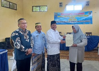 Ratusan warga Desa Ngotet, Rembang, resmi menerima sertifikat tanah melalui Program PTSL 2025.