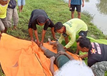 Seorang pemuda bernama Imam Wahyudi (22) yang hanyut saat mencuci terpal di Sungai Kanal Lor, Desa Geneng, Kecamatan Mijen, Kabupaten Demak, akhirnya ditemukan dalam kondisi meninggal dunia, Senin pagi (10/11/2025).