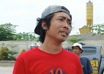 Warga Jiken, Blora, menggelar aksi demo di PT Pentawira dengan tudingan adanya pungutan Rp3 juta untuk diterima kerja, menuntut transparansi rekrutmen serta kompensasi dampak polusi industri.