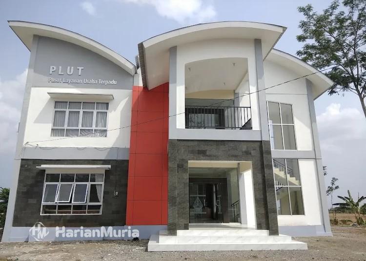 Pemkab Kendal menyiapkan Gedung PLUT dan Dekranasda sebagai pusat oleh-oleh dan UMKM Center untuk mendorong pemasaran produk lokal serta meningkatkan kesejahteraan pelaku UMKM.