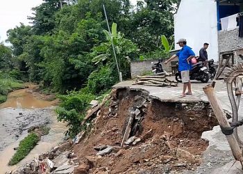 Tanggul perumahan di Desa Metaraman, Margorejo, Pati ambrol usai hujan deras, membuat warga cemas akan longsor susulan yang mengancam rumah dan akses jalan utama.