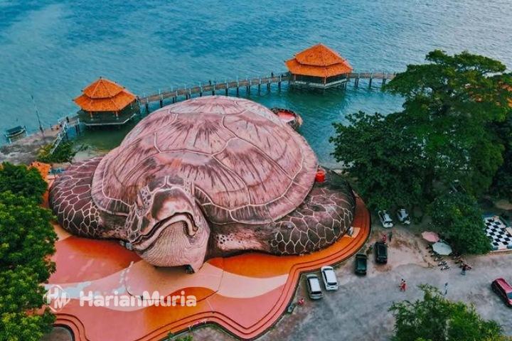 Pantai Kartini Jepara menjadi destinasi wisata keluarga favorit dengan wahana edukasi, Kura-Kura Ocean Park, dan panorama laut menawan, cocok untuk liburan dan foto.