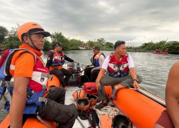 Operasi pencarian bocah 13 tahun yang tenggelam di Sungai Bandengan Demak dihentikan sementara karena hari sudah malam.