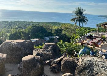 Bukit Love Karimunjawa menawarkan pemandangan laut biru dari ketinggian, spot foto ikonik, suasana romantis, serta tempat terbaik untuk menikmati sunrise dan sunset.
