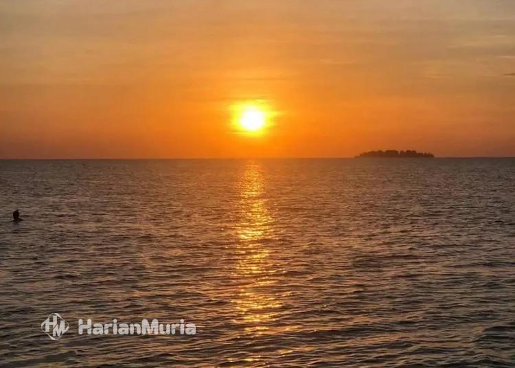 Pantai Bobby di Karimunjawa menjadi destinasi favorit wisatawan berkat pasir putih, air jernih, dan panorama sunset yang memukau.