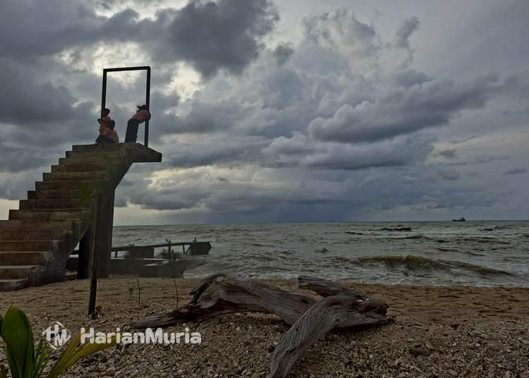 Keindahan Pantai Bondo Jepara, Destinasi Tenang untuk Liburan Keluarga - Harianmuria Pantai Bondo di Jepara menawarkan liburan keluarga yang tenang, bersih, dan ramah anak dengan pasir putih, sunset indah, serta wisata kuliner lokal yang menarik.