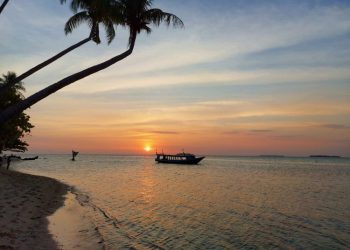 Pantai Tanjung Gelam Karimunjawa menjadi surga kecil di utara Jawa yang memikat wisatawan dengan pasir putih, air laut biru-toska, dan panorama sunset menakjubkan.