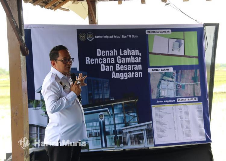 Kantor Imigrasi Blora Segera Dibangun, Menteri Imipas dan Kepala Bappenas Tinjau Lokasi - Harianmuria Pembangunan Kantor Imigrasi Kelas I Non-TPI Blora segera dimulai, Menteri Imipas Agus Andrianto dan Kepala Bappenas Rachmat Pambudy meninjau lokasi.