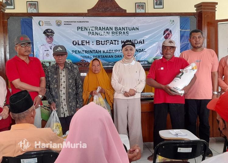 Sebanyak 119 KK di Kelurahan Banyutowo, Kendal menerima bantuan beras dan minyak goreng untuk dua bulan sekaligus.