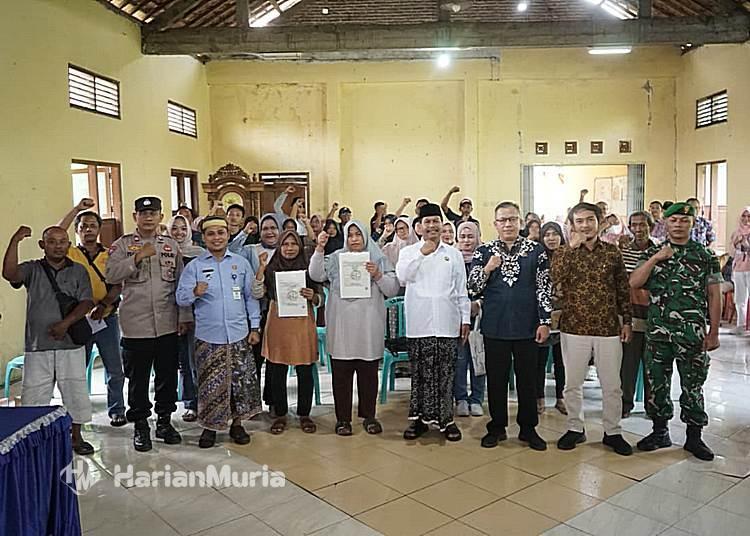 Ratusan warga Desa Ngotet, Rembang, resmi menerima sertifikat tanah melalui Program PTSL 2025.