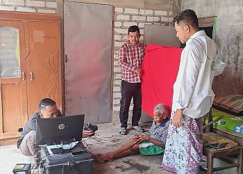 Pemkab Rembang memastikan kelompok rentan mendapatkan identitas kependudukan dengan layanan jemput bola perekaman e-KTP bagi lansia di Desa Ngotet.
