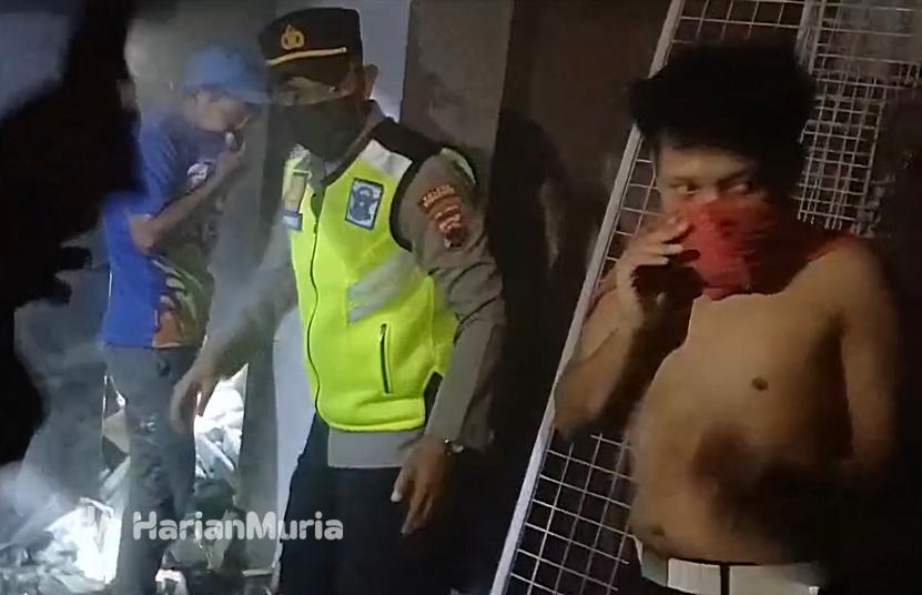 Api dari cerobong asap restoran di lantai empat Swalayan Luwes Ungaran cepat dipadamkan oleh petugas.