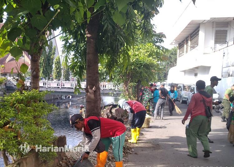 Pemkot Semarang terjunkan 200 personel untuk kegiatan resik-resik kali sebagai antisipasi genangan saat musim hujan.