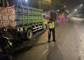 Kecelakaan maut terjadi di Jalan Fatmawati Salatiga, Selasa (11/11/2025), seorang pengendara motor tewas setelah menabrak truk Hino yang terparkir di bahu jalan.
