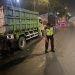 Kecelakaan maut terjadi di Jalan Fatmawati Salatiga, Selasa (11/11/2025), seorang pengendara motor tewas setelah menabrak truk Hino yang terparkir di bahu jalan.