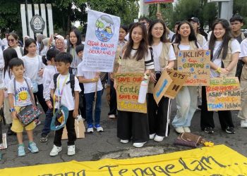 Ratusan pelajar dan mahasiswa di Semarang menggelar Semarang Climate Strike 2025, mendesak pemerintah mempercepat transisi energi bersih demi menghadapi krisis iklim yang semakin nyata.