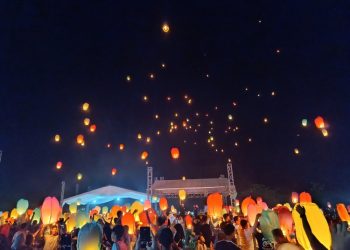 Langit Pantai Bandengan Jepara berubah menjadi lautan cahaya saat Festival Lampion 2 digelar.